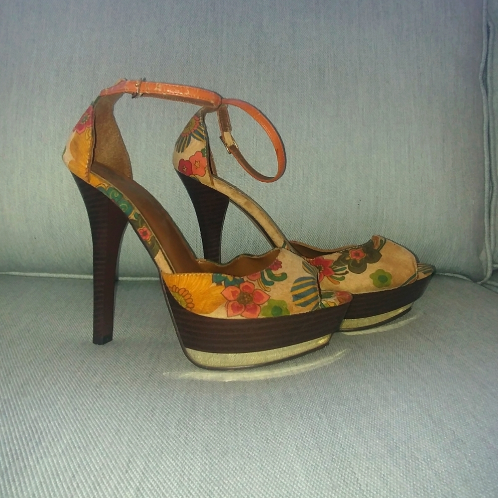 Stilettos that are straight up cool, size 8, suede, worn once